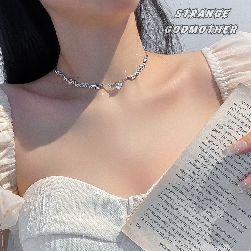 Kalung Rantai Choker Desain Hati Sayap Malaikat Aksen Kristal Warna Silver Untuk Wanita