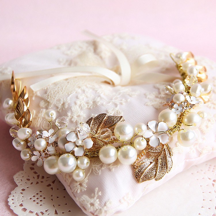 Bando dengan Hiasan Daun Mutiara Warna Emas untuk Pesta Bando dengan Hiasan Daun Mutiara Warna Emas untuk Pesta