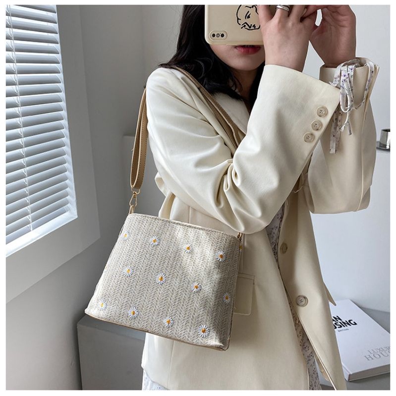 DBCOL Tas Selempang Wanita Korea Bahan Anyam Jerami Motif Daisy/Slingbag Fashion Korea Daisy Import