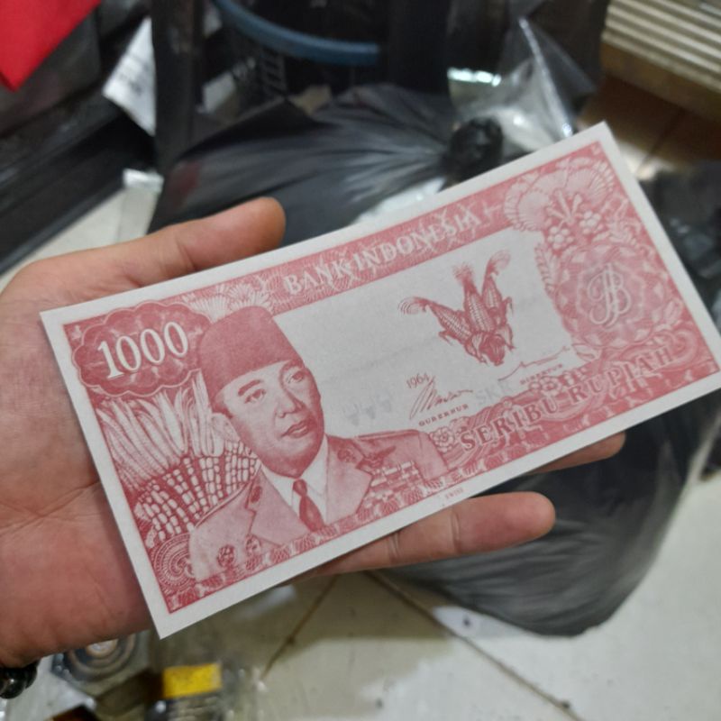 uang souvenir soekarno gulung melengkung pecahan 1000 rupiah warna merah