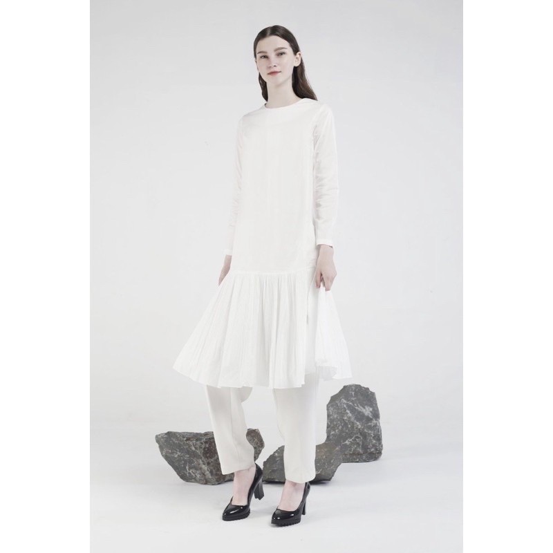 Benang jarum sahara pleated dress white benang jarum