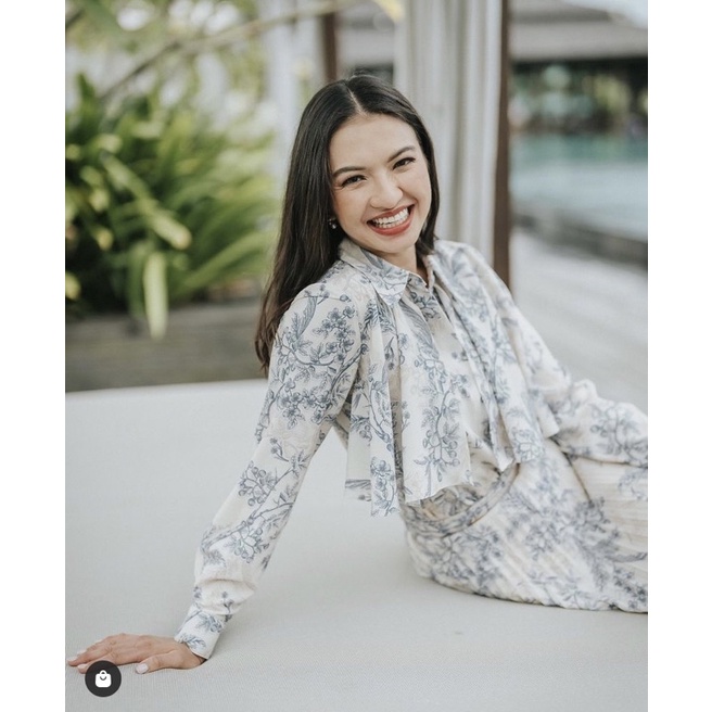 Bundling Wearing Klamby Ruby shirt classic blue