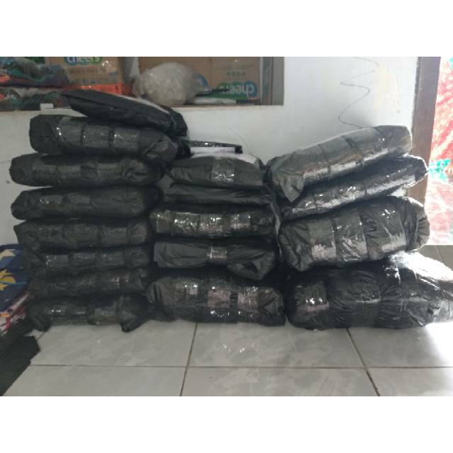 

Kresek dan lakban (packing tambahan)