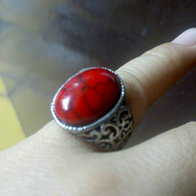 cincin batu merah garis hitam