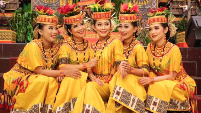 Pakaian Tradisional Toraja - Baju Adat Tradisional