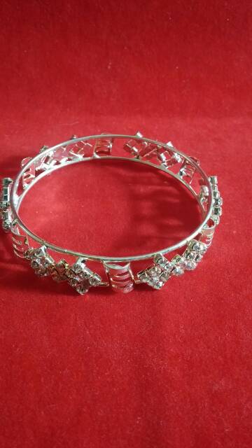 Gelang permata imitasi berhias pita
