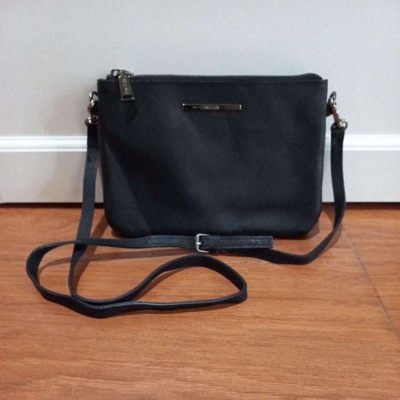 Preloved sling bag MClanee