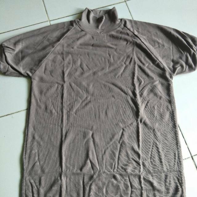 Kaos coklat polos leher tinggi