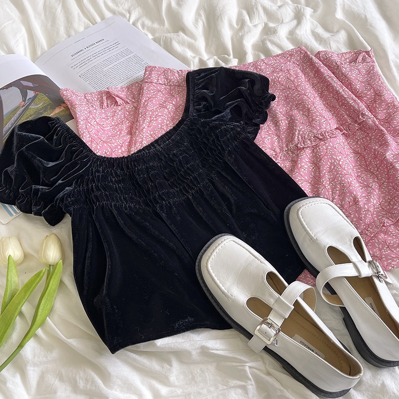 Atasan babydoll leher persegi beludru hitam retro + rok renda pinggang tinggi bunga merah muda manis