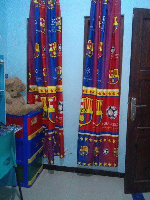 Gorden Tirai Motif Club Bola Mu Barca Juve Hitam Merah/ Ukuran Panjang 210 Cm Lebar 140 Cm. Smokring