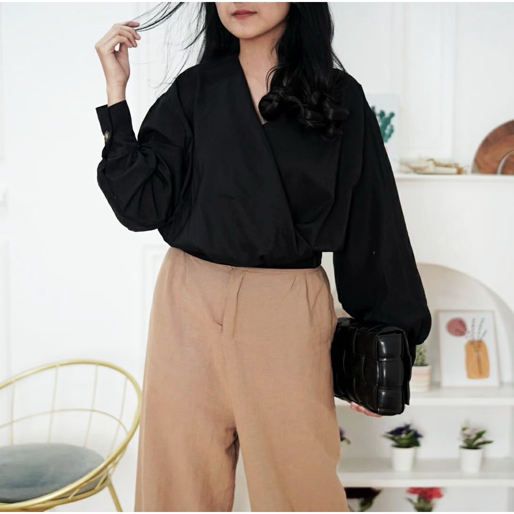 BEFAST - ZEC OOTD Wanita Blouse ODETTE / Odeta Top / Pakaian Blouse / Atasan Blus cewe Kasual / Blouse Leher V / Fashion Wanita Remaja Kekiniaan / Blouse Polos Formal / Blouse Lengan Panjang / Keluaran Terbaru 2022