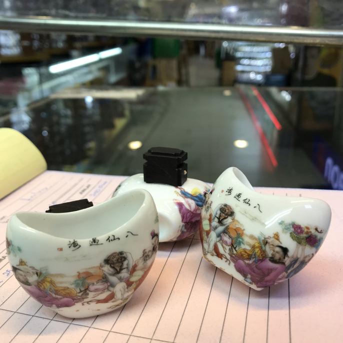 Cepuk Keramik Sabit Tempat Makanan Burung Branjangan