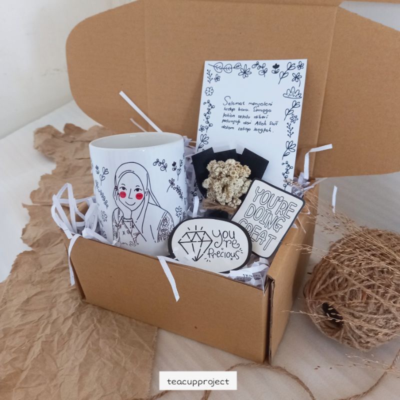 Yumnaa BW Hampers / Kado Wisuda / Hadiah Custom Mug / Gift Box Hampers / Kado Wedding / Hampers Lucu