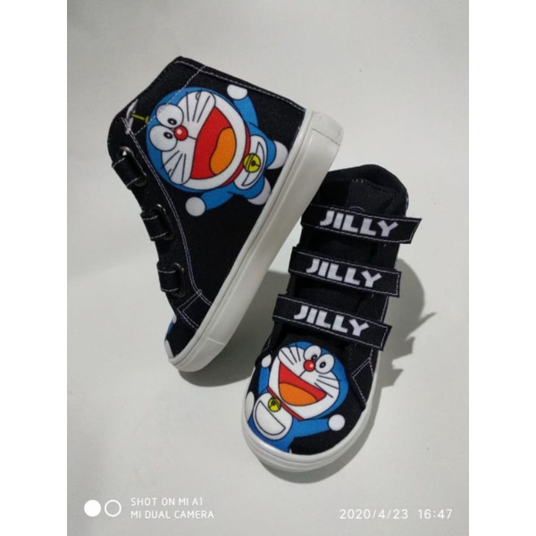 sepatu anak karakter doraemon