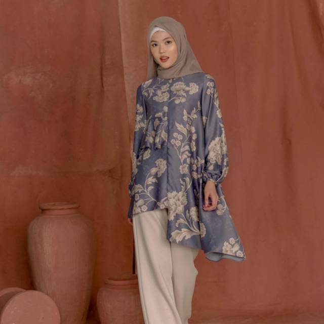 Cendana Tunik wearing klamby