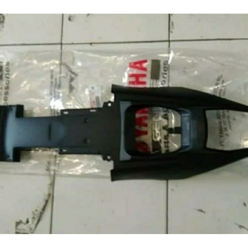 Spakbor belakang atas / Spakbor kolong belakang yamaha R15 v3 VVA original
