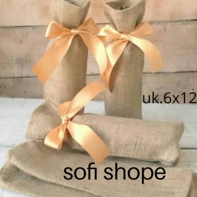 

Kantong souvenir dari goni ukuran 6x12 cm warna coklat natural dan tali pita