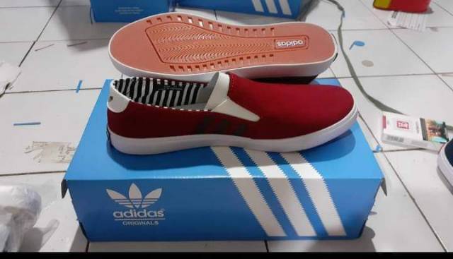 Sepatu Adidas slip on