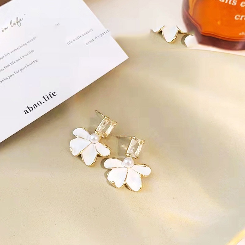 Anting Tusuk Motif Bunga Klasik Elegan Ala Perancis / Retro Warna Putih Untuk Wanita