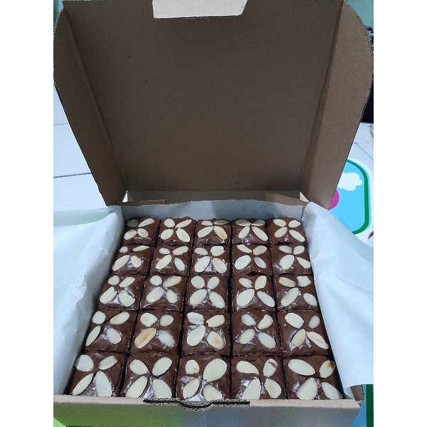 

Fudgy Brownies ukuran 20 x 20 (25 slice)