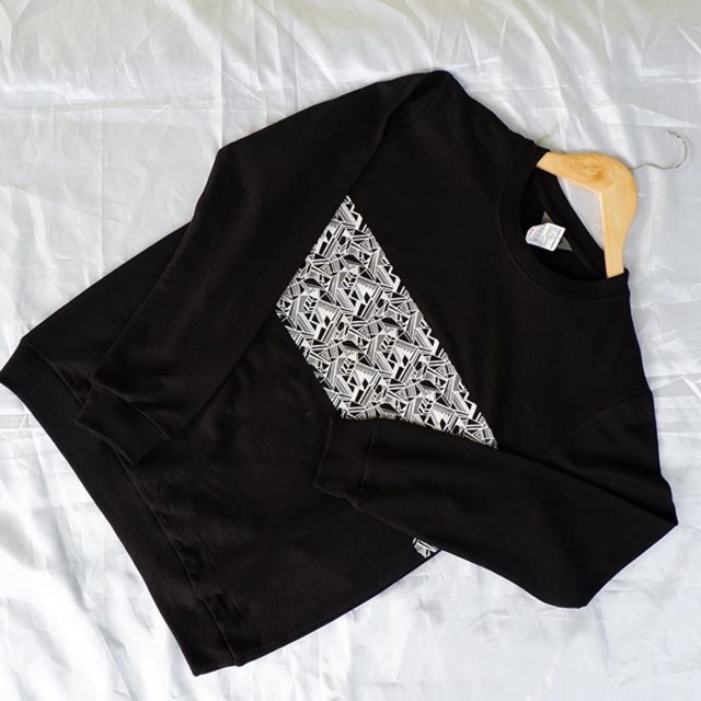 Sweater details hitam