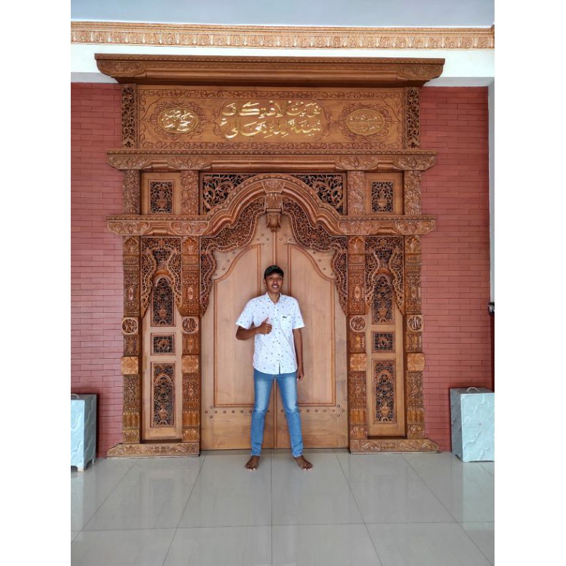 pintu gebyok ukir kaligrafi