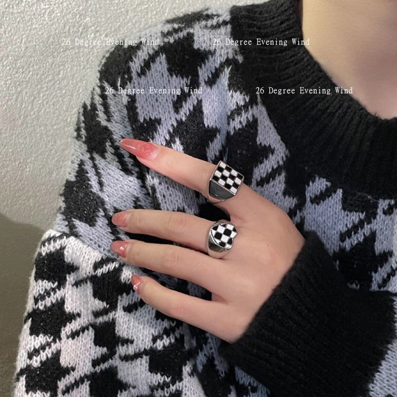 Hitam dan putih papan catur grid cinta berbentuk hati cincin two-piece set niche pribadi gaya dingin