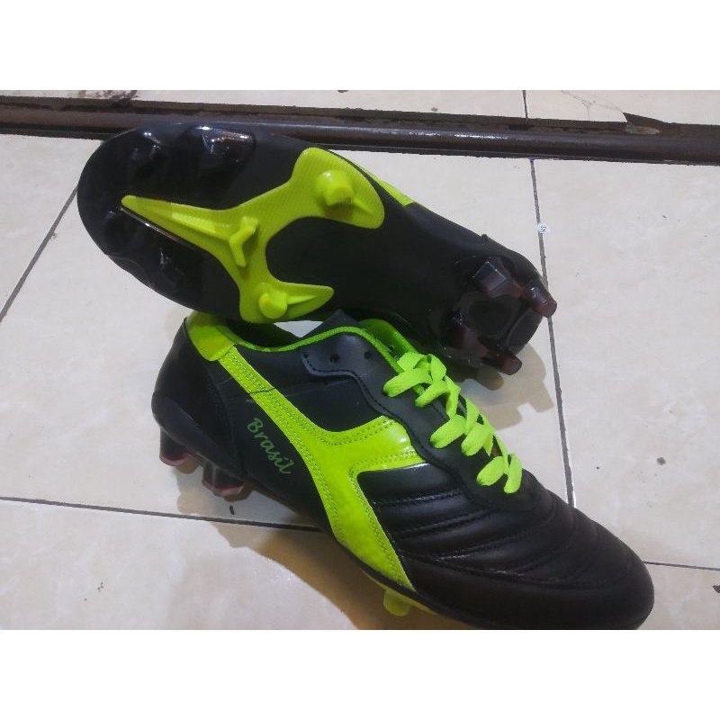 sepatu bola kulit asli