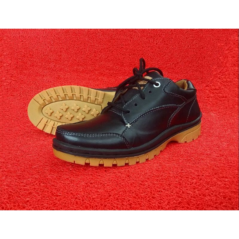 SEPATU PRIA KULIT KICKERS TALI