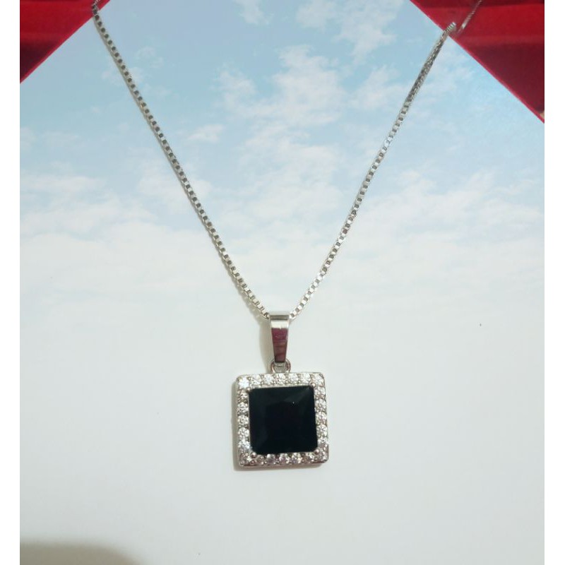 kalung xuping wanita berlapis putih dengan permata hitam B44.