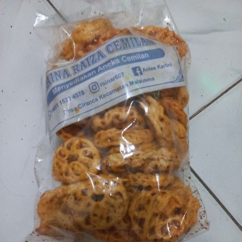 

Cemilan kerupuk pedas