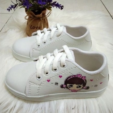 sepatu sneaker Ket tali gambar boneka