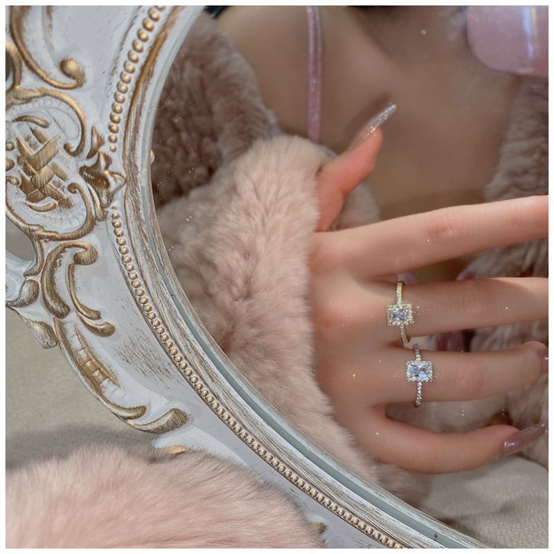 Cincin Bahan Alloy Lapis Silver / Gold Dengan Berlian Imitasi Bentuk Kotak Untuk Wanita