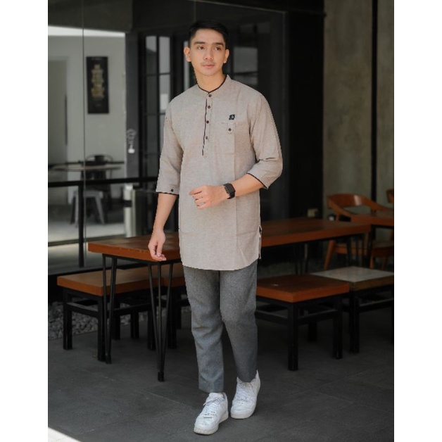 ALANZA kurta tuhfah lengan tiga perempat baju muslim pria koko pakistan lengan tiga perempat warna mocca kode KFA 8766