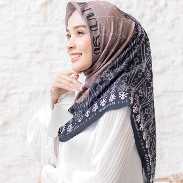 KANAKA SCARF BROMO WEARING KLAMBY