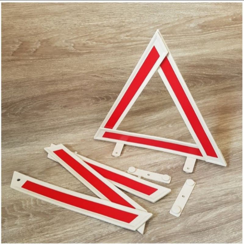 segitiga pengaman mobil