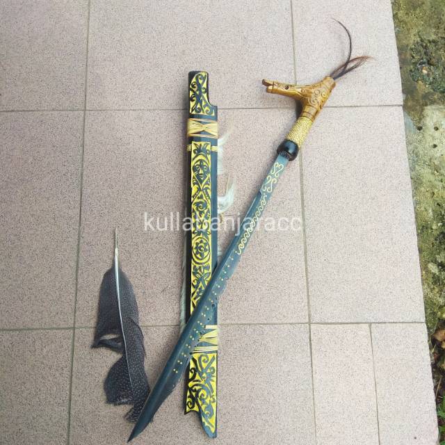 Mandau mando ukir dayak dan bulu burung asli khas kalimantan