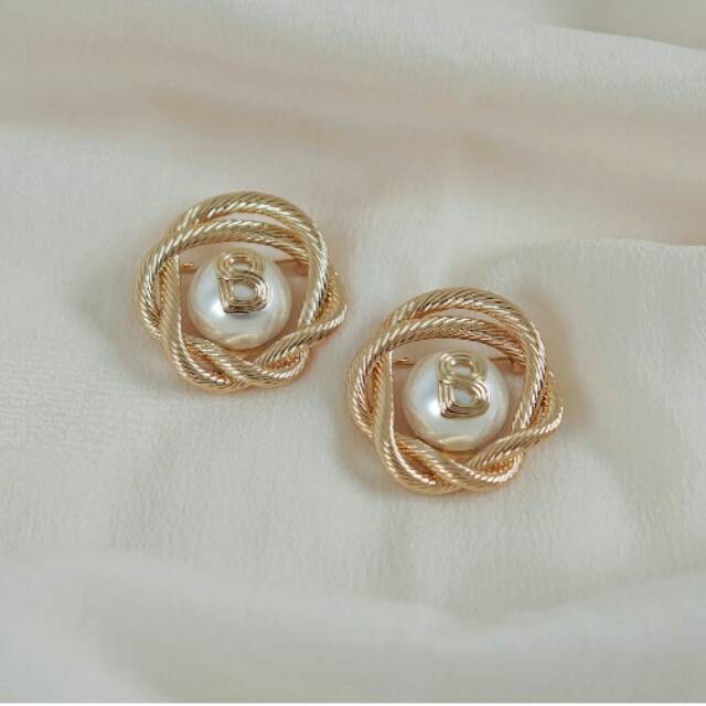 Ready Buttonscarves Swirled Pearl Brooch