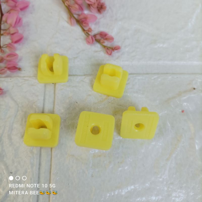 dudukan baut kuning besar mobil universal