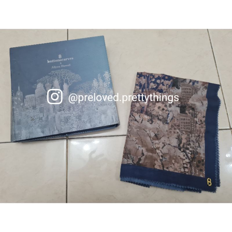 Preloved Buttonscarves New York Reborn Royal Blue