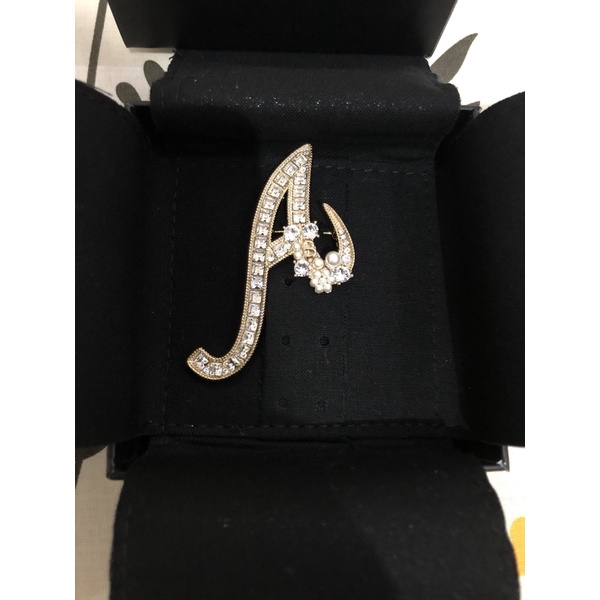 THE ALPHABET BROOCH BUTTONSCARVES