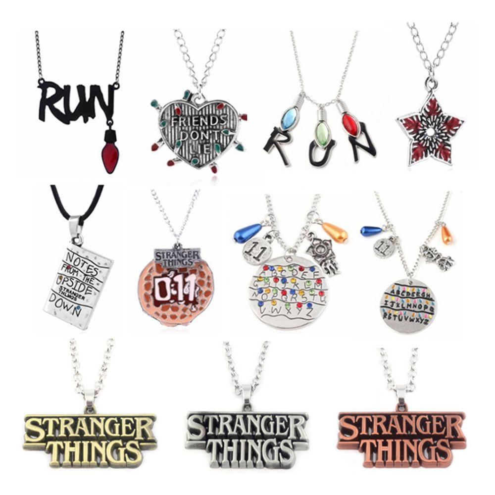 [Elegan] Stranger Things Kalung Kreatif Unik Alfabet Rantai Cahaya Kenari Bunga Liontin Pria Rantai Leher