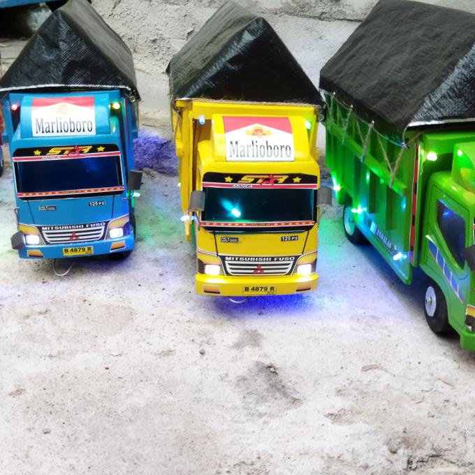 Mainan Mobil Truk Kayu / Miniatur Truk Kayu - Pakai Lampu