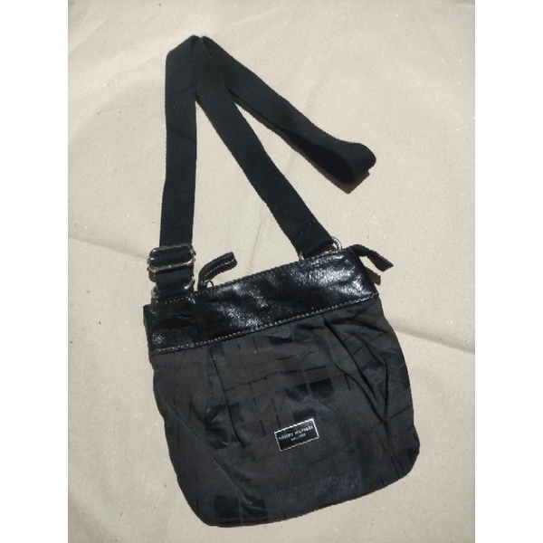 Preloved Tas Selempang Tommy Hilfiger Black Sling Bag Hitam
