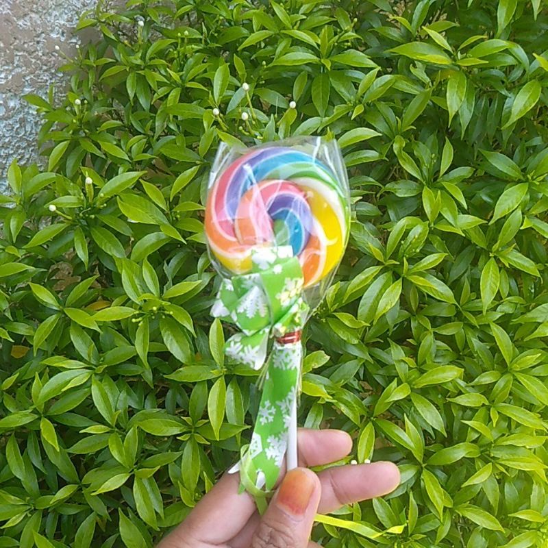 

permen lollipop pelangi bentuk bulat dan amor kecil