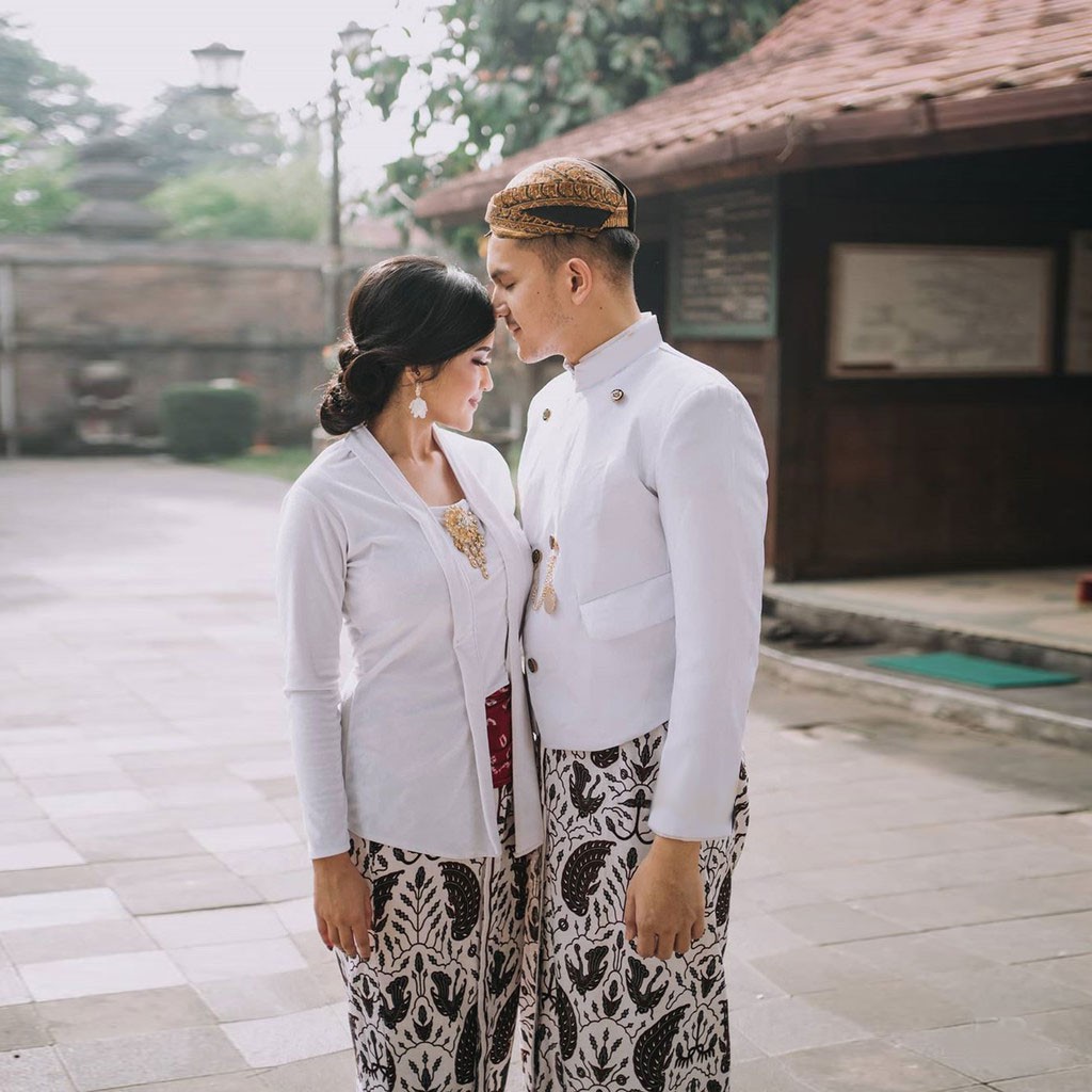 Paket Baju Prewed Sarimbit Couple Beskap dan Kebaya Bludru