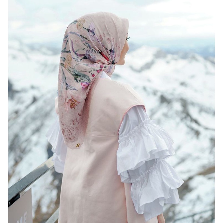 Buttonscarves Nada Square FIS