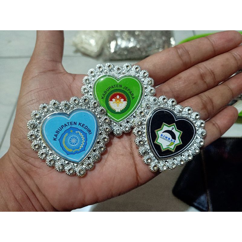 PIN BROS CUSTOM BINGKAI BUNGA DAN LOVE