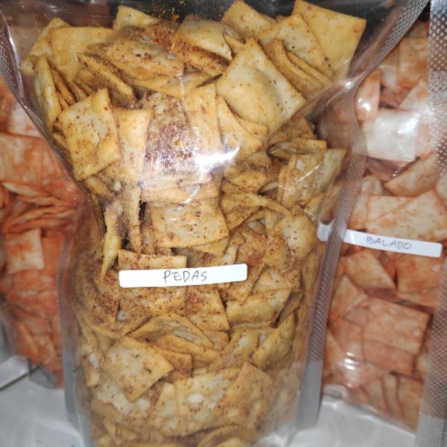 

Kripik pangsit pedas hot max