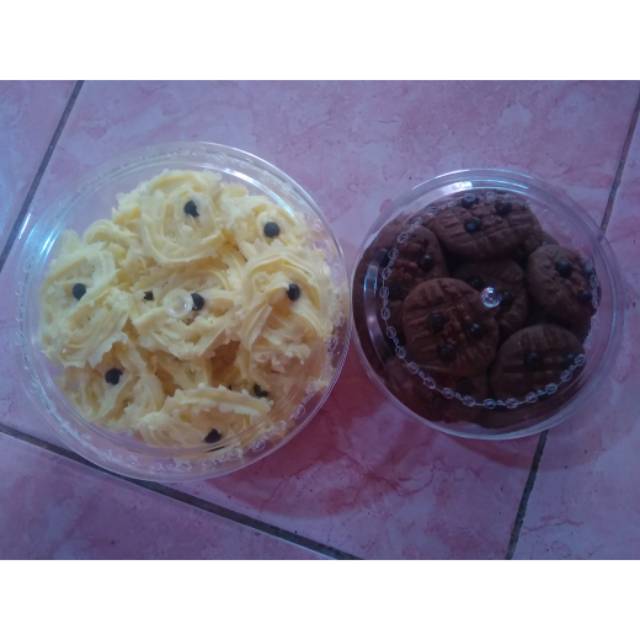 

Kue kering coklat dan semprit